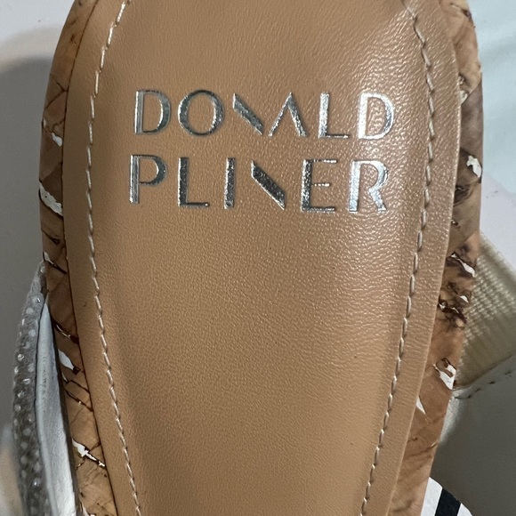 Donald Pliner sandals. Dona sandal. White leather and silver straps. - Picture 6 of 6